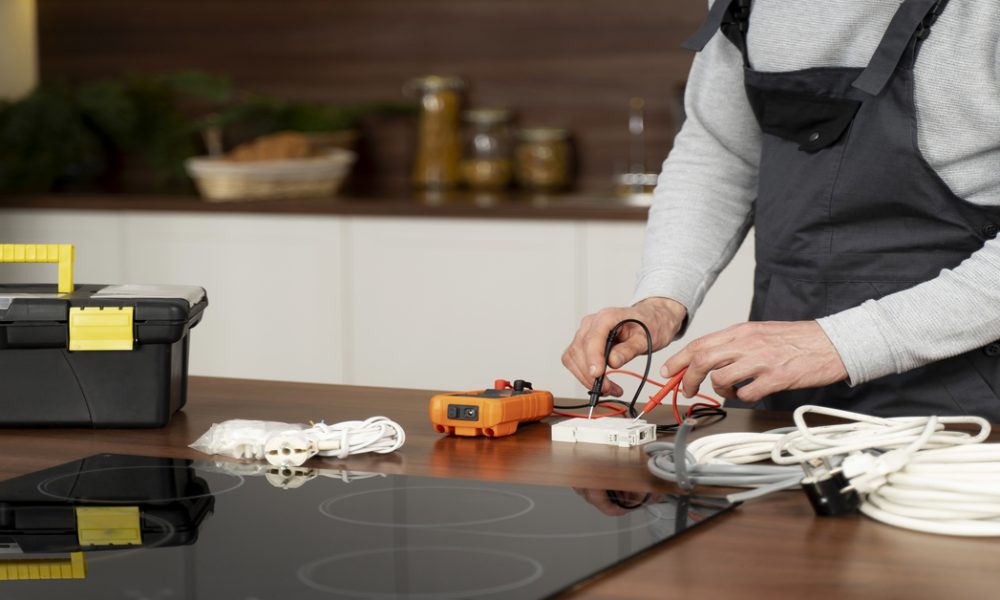 service-maintenance-worker-repairing (3)